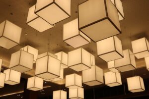 Moderne woonkamer met stijlvolle verlichting en diverse lampen van De Lampfabriek.