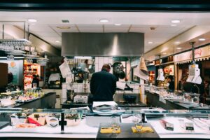 Moderne horeca-apparatuur in een professionele keuken, zoals ovens en koelsystemen, die efficiëntie en kwaliteit waarborgen.
