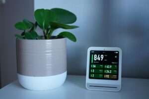 Een moderne HEPA-luchtreiniger in een gezellige woonkamer, helpt bij het verminderen van allergieën en verbetert de luchtkwaliteit.