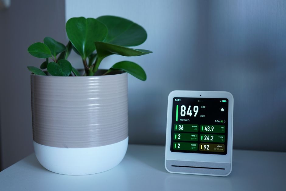 Een moderne HEPA-luchtreiniger in een gezellige woonkamer, helpt bij het verminderen van allergieën en verbetert de luchtkwaliteit.