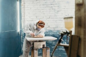 Een voorbeeld van meubels en kozijnen die professioneel zijn gespoten voor een frisse uitstraling in een interieur.