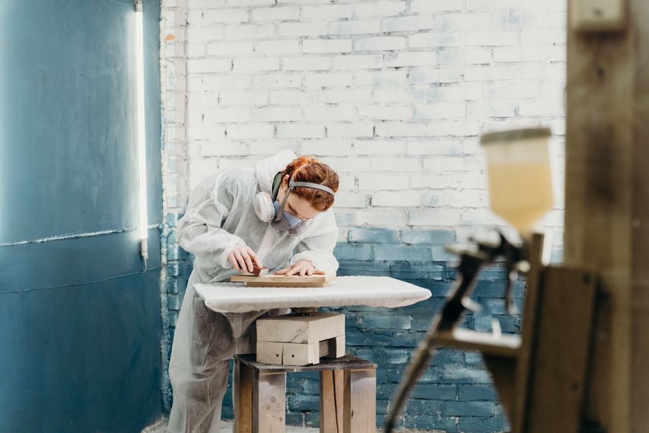 Een voorbeeld van meubels en kozijnen die professioneel zijn gespoten voor een frisse uitstraling in een interieur.
